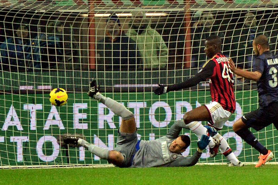 Al 12&#39; di nuovo Milan pericoloso: Handanovic respinge il tiro di Kak, Balotelli commette fallo sul portiere. Afp